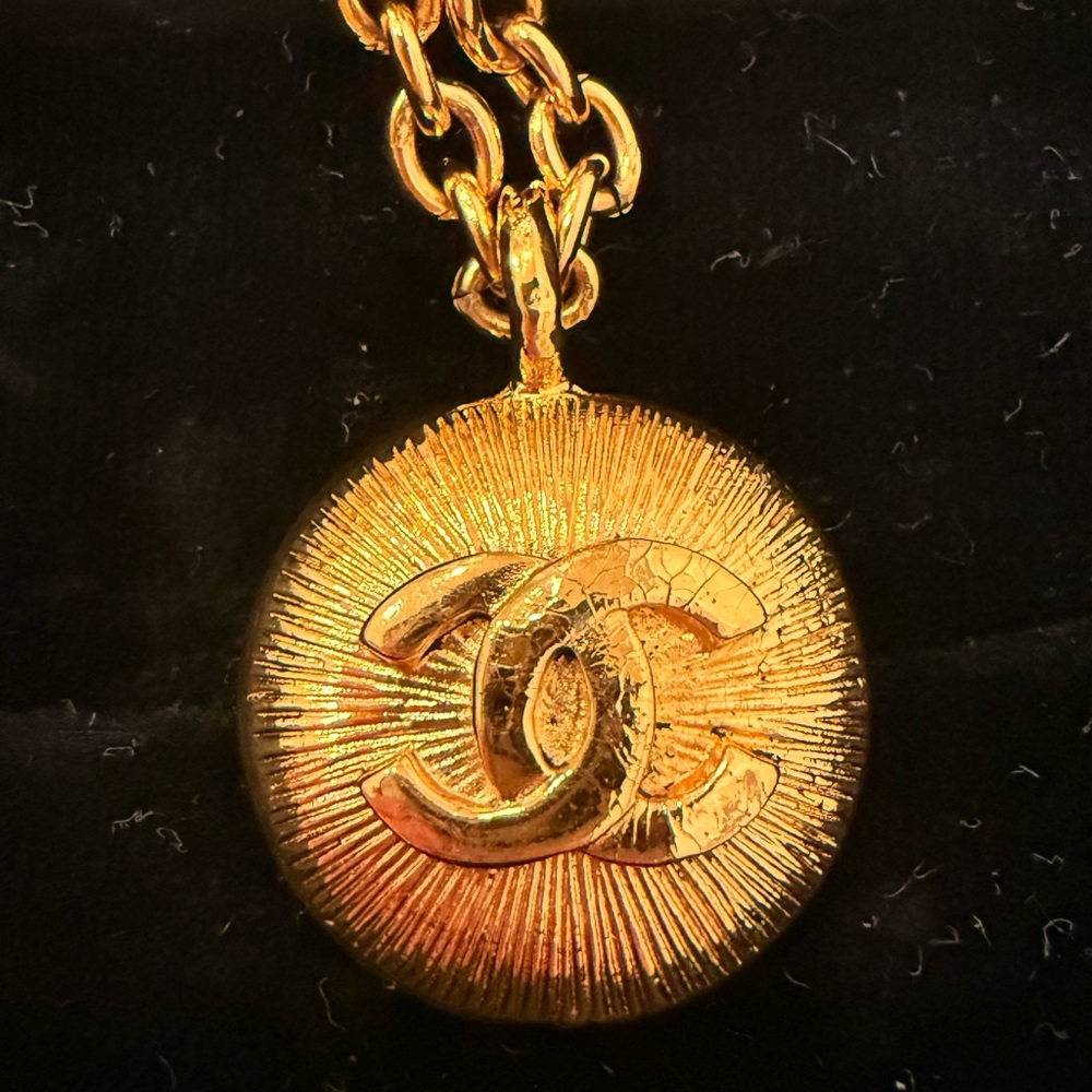 CHANEL Vintage Medallion Pendant Necklace - Picture 7 of 11